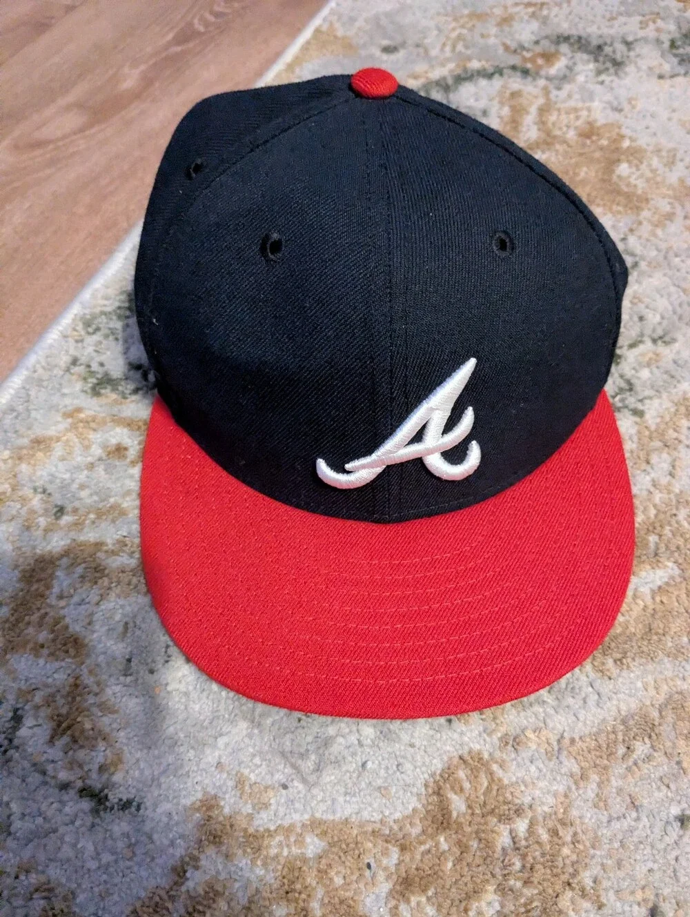 Atlanta Braves Sz. 7 1/8. Two-Tone Black and Red Baseball Hat with White  Logo